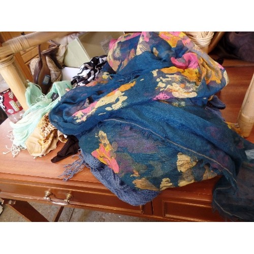 286 - QUANTITY OF MIXED SCARVES AND PASHMINAS. MIXED STYLES, COLOURS.