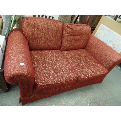 395 - LOVELY 2 SEATER SETTEE IN TEXTURED BURGUNDY FABRIC. GOOD CLEAN CONDITION.