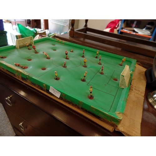 291 - VINTAGE 'BELLS NEW AND NOVEL FOOTBALL GAME' IN ORIGINAL BOX. BY BELLS TOYS.