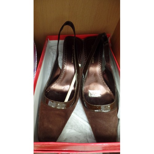 303 - 4 PAIRS OF GOOD QUALITY WOMENS SHOE. BARELY WORN. 40/41. INC BROWN CARVELA LEATHER & SUEDE, WITH GOL... 