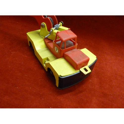 43 - VINTAGE TRIANG NUMBER 7 CRANE LORRY. METAL & PLASTIC.