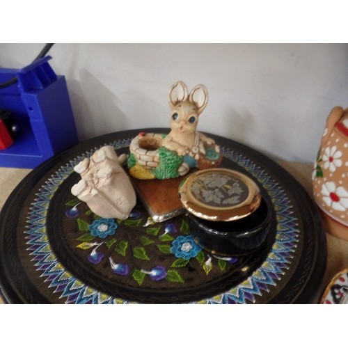 466 - SHELF OF GOOD QUALITY CHINA PLATES, GLASS VASE, PENDELFIN RABBIT, COMPACT ETC