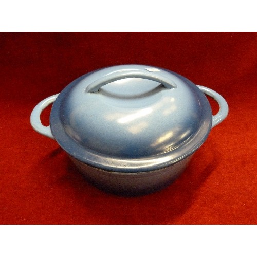 61 - CAST IRON 'LE CREUSET STYLE' CASSEROLE POT WITH LID. MID-BLUE.