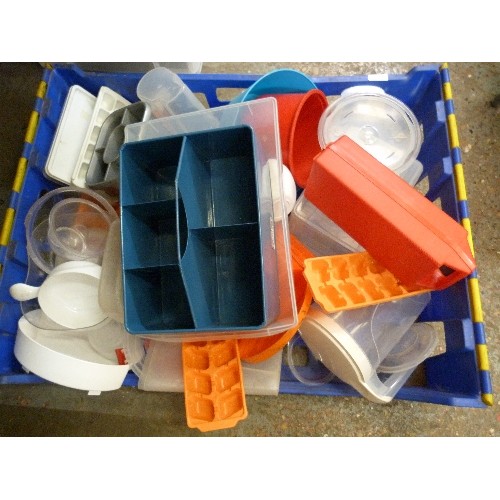 140 - LARGE CRATE FULL OF PLASTIC KITCHENALIA. BOWLS, CONTAINERS, ICE CUBE MOLDS, SILICONE WARE, SANDWICH ... 