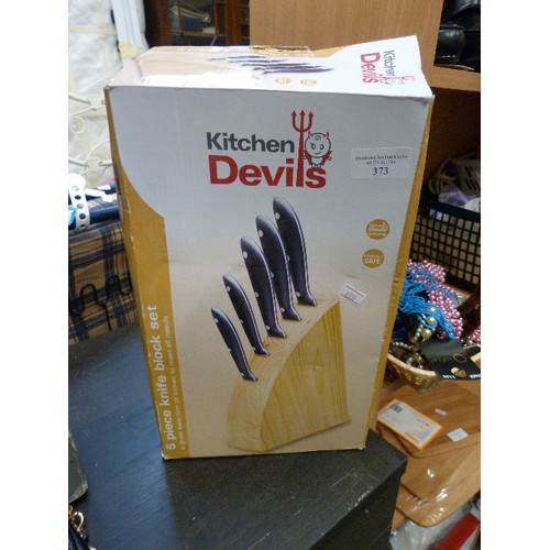 373 - KITCHEN DEVILS KNIFE BLOCK AND KITCHEN KNIVES. WITH BOX AND APPEARS UNUSED.