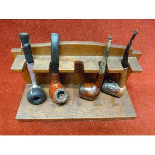 8 - VINTAGE WOODEN PIPE RACK AND 4 PIPES