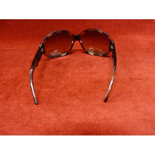 21 - PAIR OF DOLCE & GABBANA DESIGNER SUNGLASSES