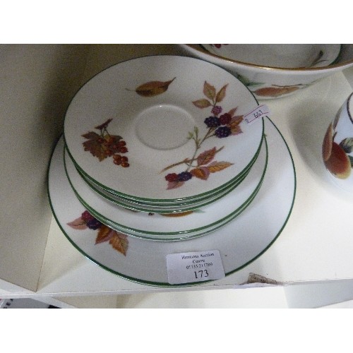 173 - QUANTITY OF ROYAL WORCESTER EVESHAM - PLATES,SIDE PLATES , LARGE BOWL, 2 CUPS ETC