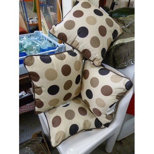 247 - 4 X MOCHA & CREAM POLKA DOT CUSHIONS AND MATCHING THROW.