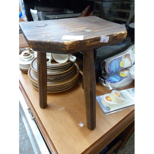 258A - VINTAGE MILKING STOOL