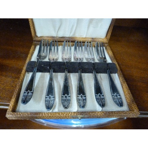 460 - CASED SET OF 6 SILVER PLATE FISH KNIFES AND FORKS. CASED SET OF 6 FRUIT KNIVES WITH MOTHER OF PEARL ... 