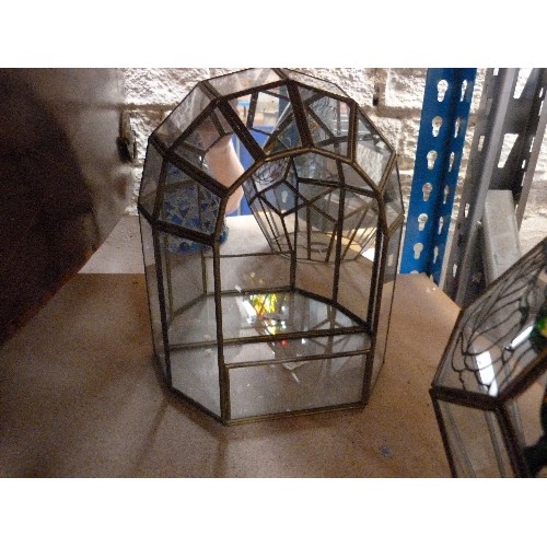 563 - MIRRORED CANDLE HOLDER, GLASS STAINED LAMPSHADE AND MOSAIC STYLE GLASS LAMPSHADE