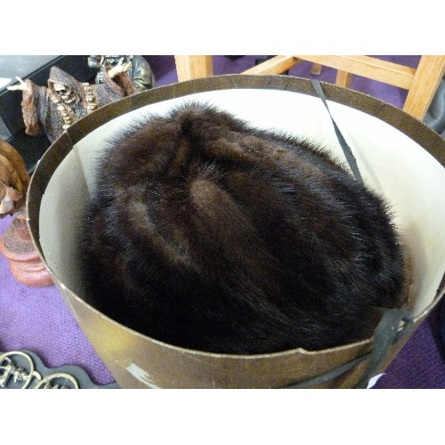 125A - EDWARD MANN FUR HAT AND STOLE IN VINTAGE FENWICK HAT BOX