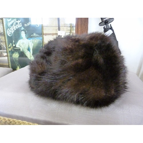 125A - EDWARD MANN FUR HAT AND STOLE IN VINTAGE FENWICK HAT BOX