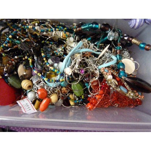 80 - QUANTITY OF MIXED COSTUME JEWELLERY & TRINKETS.