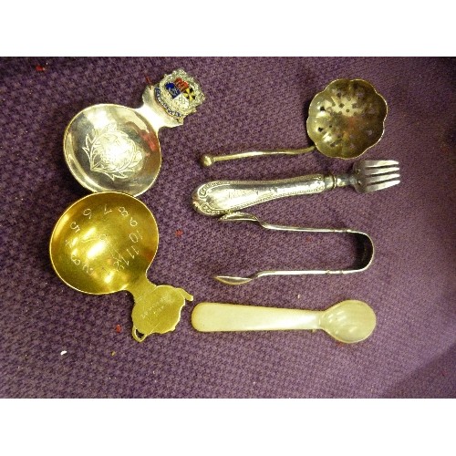 88 - COLLECTABLE VINTAGE SPOONS ON A WOODEN WALL DISPLAY RACK. APPROX 20.