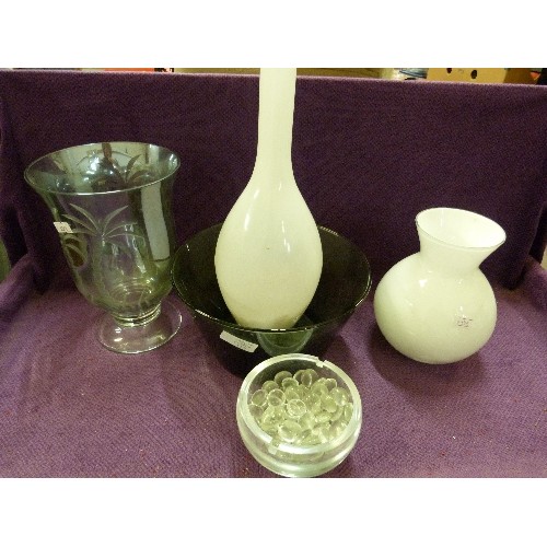 112 - CONTEMPORARY GREEN GLASS ITEMS, ALSO MILK GLASS. X 5 PCS.