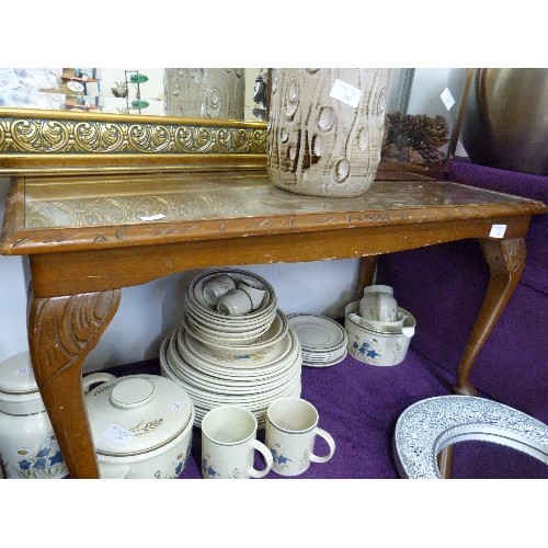 122 - COFFEE TABLE WITH GLASS TOP.