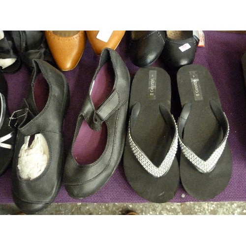 177 - 6 X PAIRS OF WOMENS SHOES 6/7. MIXED STYLES. 5 BLACK PAIRS, 1 TAN PAIR.