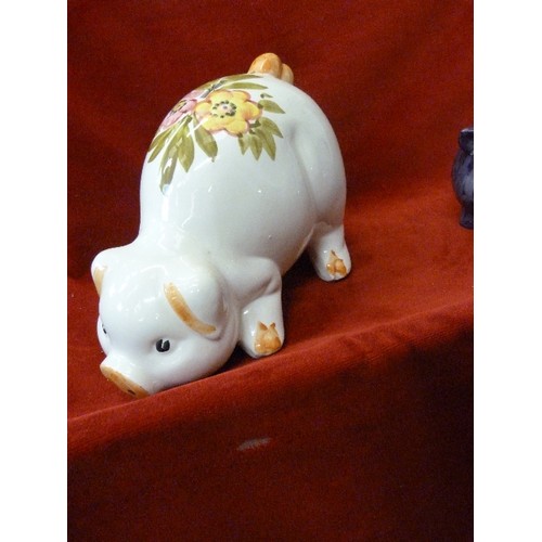 137 - 3 LOVELY PIGGY BANKS. A PRETTY PIG IN CLEAR, BLUE & GOLD GLASS, A LARGE HAND-PAINTED CERAMIC PIG, & ... 