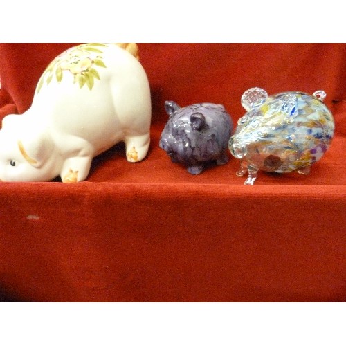 137 - 3 LOVELY PIGGY BANKS. A PRETTY PIG IN CLEAR, BLUE & GOLD GLASS, A LARGE HAND-PAINTED CERAMIC PIG, & ... 