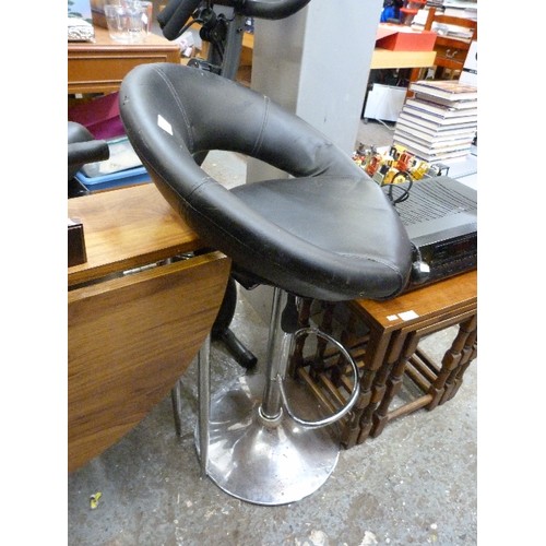 385 - BLACK LEATHER EFFECT SWIVEL BAR CHAIR WITH CHROME PEDESTAL BASE. ADJUSTABLE HEIGHT.