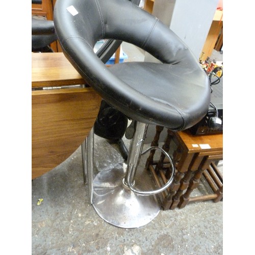 385 - BLACK LEATHER EFFECT SWIVEL BAR CHAIR WITH CHROME PEDESTAL BASE. ADJUSTABLE HEIGHT.