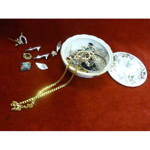 20 - WEDGWOOD HATHAWAY ROSE DRESSING TABLE POT WITH CONTENTS OF JEWELLERY, PINS. GOLD PLATED CHAIN NECKLA... 