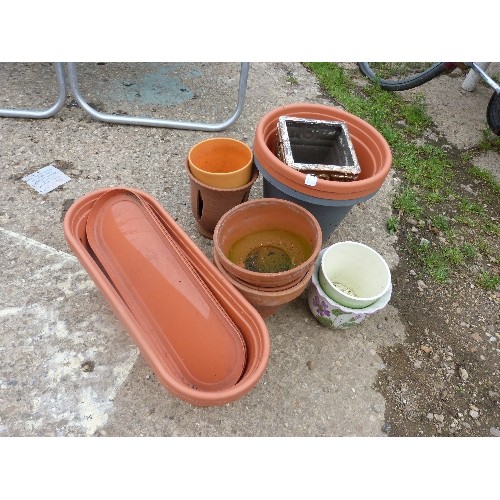 607 - QUANTITY OF PLANT POTS - TERRACOTTA, CERAMIC AND PLASTIC