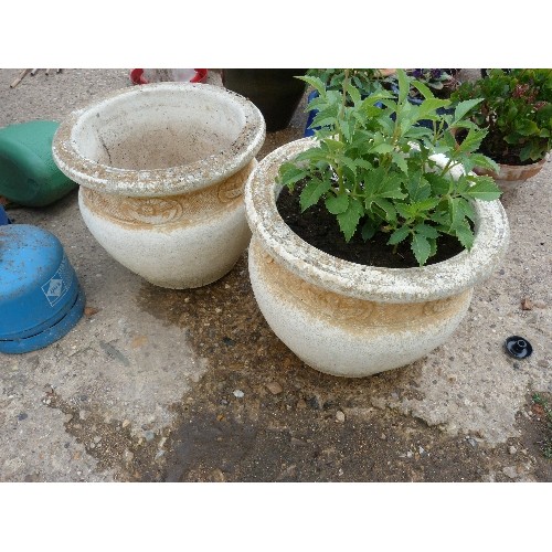 614 - PAIR OF HEAVY CONCRETE PLANT POTS