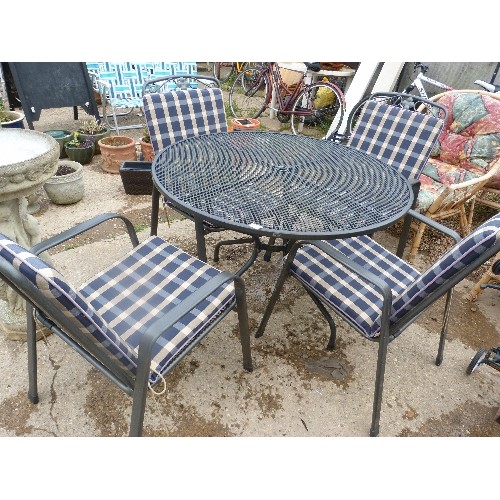 617 - CIRCULAR METAL GARDEN TABLE WITH 4 CHAIRS AND CUSHIONS