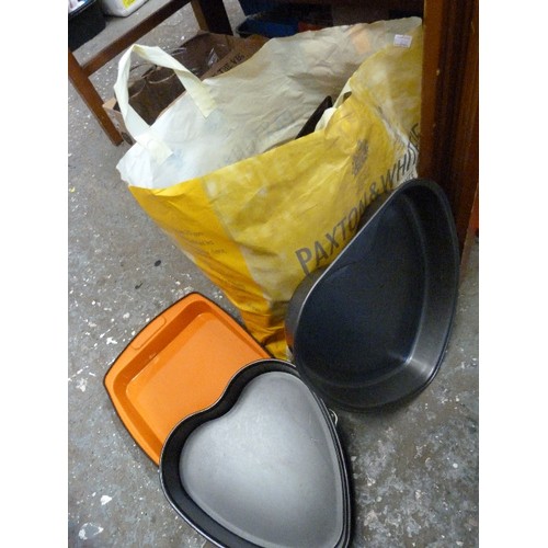 259 - KITCHEN METALWARE, OVEN PANS, CAKE TINS, HOUSEHOLD ITEMS ETC.