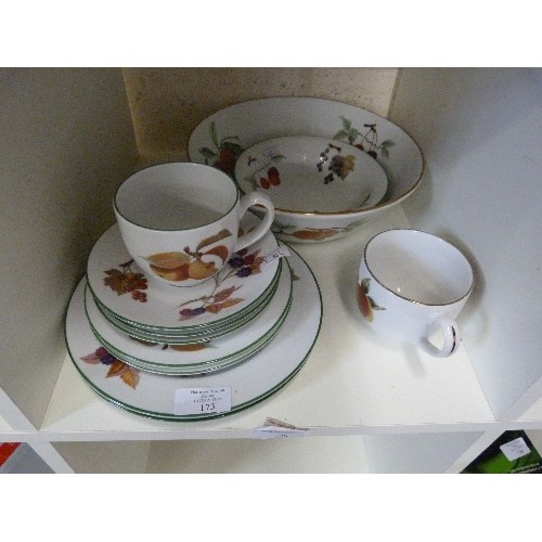 190 - QUANTITY OF ROYAL WORCESTER EVESHAM - PLATES,SIDE PLATES , LARGE BOWL, 2 CUPS ETC