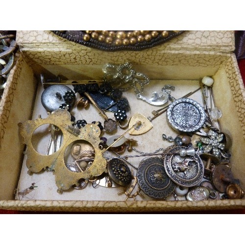 80B - BOX OF COSTUME JEWELLERY - BROOCHES, BADGES, CUFF BANGLE ETC