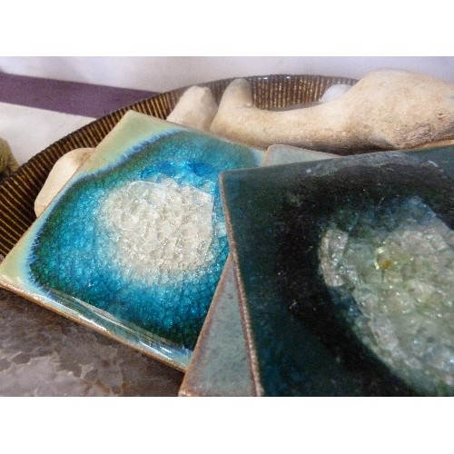 90 - UNUSUAL STONES, ROCKS & FOSSILS, CONTAINED IN A LARGE BOWL. ALSO PLACEMATS ON A SIMILAR THEME.