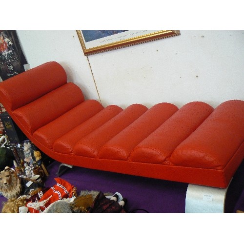 124 - REALLY COOL CONTEMPORARY CHAISE IN BRIGHT POPPY RED 'OSTRICH LEATHER' . CURVED FRAME WITH SEMI-BOLST... 