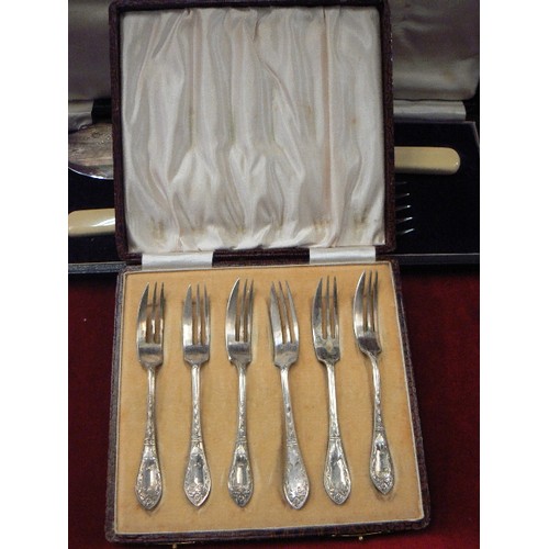 182 - VINTAGE CUTLERY SETS. A SILVER-PLATED CARVING SET, SUGAR NIPS, DESSERT FORKS, TEASPOONS. IN ORIGINAL... 