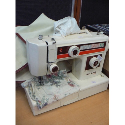 186 - RETRO-VINTAGE RICCAR 495EX SEWING MACHINE. WITH COVER.