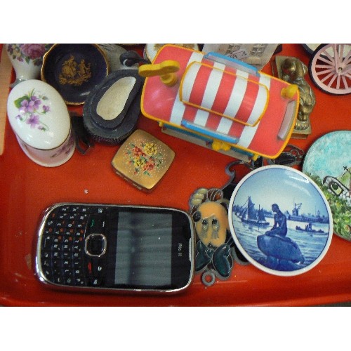 190 - MIXED VINTAGE TRINKETS ON A RED TRAY.