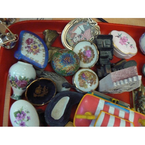 190 - MIXED VINTAGE TRINKETS ON A RED TRAY.