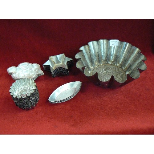 207 - VINTAGE SET OF TIN PASTRY CUTTERS. STARS, LOZENGES, TURTLES, SCALLOPED EDGED, CONTAINED IN A LARGER ... 