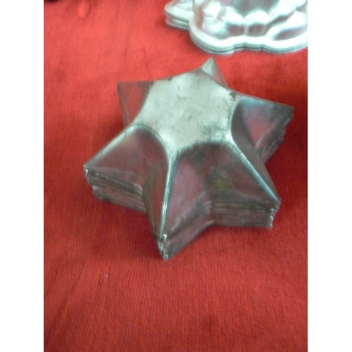 207 - VINTAGE SET OF TIN PASTRY CUTTERS. STARS, LOZENGES, TURTLES, SCALLOPED EDGED, CONTAINED IN A LARGER ... 