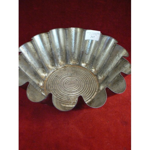 207 - VINTAGE SET OF TIN PASTRY CUTTERS. STARS, LOZENGES, TURTLES, SCALLOPED EDGED, CONTAINED IN A LARGER ... 