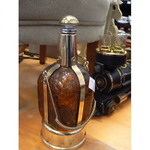 250 - 2 X RETRO-VINTAGE AMBER GLASS/BRASS MUSICAL DECANTERS. ONE IN THE STYLE OF LOCOMOTIVE '1880 IRON HOR... 