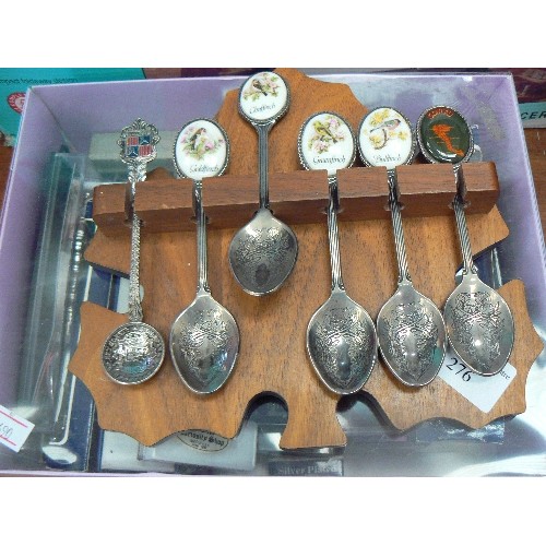 276 - COLLECTABLE SPOONS. SOME ON A WOODEN WALL RACK, OTHERS IN ORIGINAL BOXES. APPROX 26.