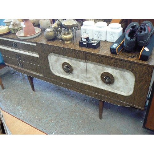 280 - RETRO-VINTAGE 2-TONE FORMICA SIDEBOARD. COFFEE AND MUSHROOM, WITH BRASS HANDLES ETC. PULL DOWN COCKT... 