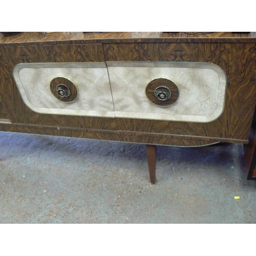 280 - RETRO-VINTAGE 2-TONE FORMICA SIDEBOARD. COFFEE AND MUSHROOM, WITH BRASS HANDLES ETC. PULL DOWN COCKT... 