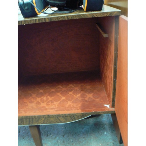 280 - RETRO-VINTAGE 2-TONE FORMICA SIDEBOARD. COFFEE AND MUSHROOM, WITH BRASS HANDLES ETC. PULL DOWN COCKT... 