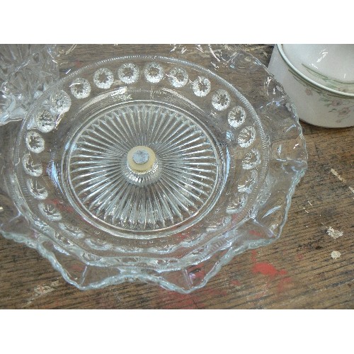 366 - VINTAGE GLASSWARE X 4PCS. INC CAKE STAND & 3 VASES.