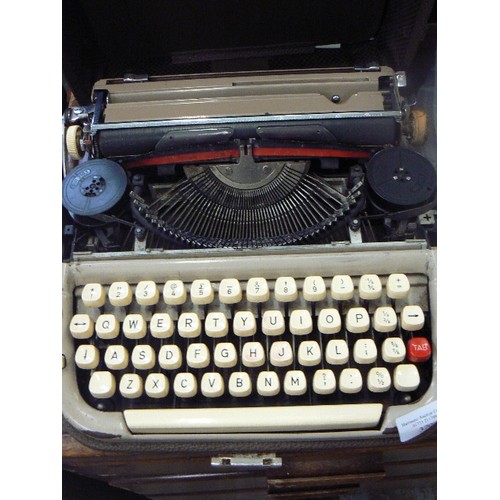 370 - VINTAGE PORTABLE TYPEWRITER IN CARRY CASE.